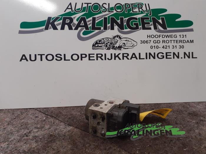 Gebruikte ABS Pomp Volkswagen Passat (3B2) 1.6 Prijs € 14,99 Margeregeling aangeboden door Autosloperij Kralingen B.V.