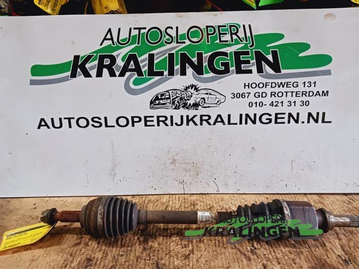 Gebruikte Steekas links-voor Renault Clio III (BR/CR) 1.5 dCi 85 Prijs € 24,99 Margeregeling aangeboden door Autosloperij Kralingen B.V.