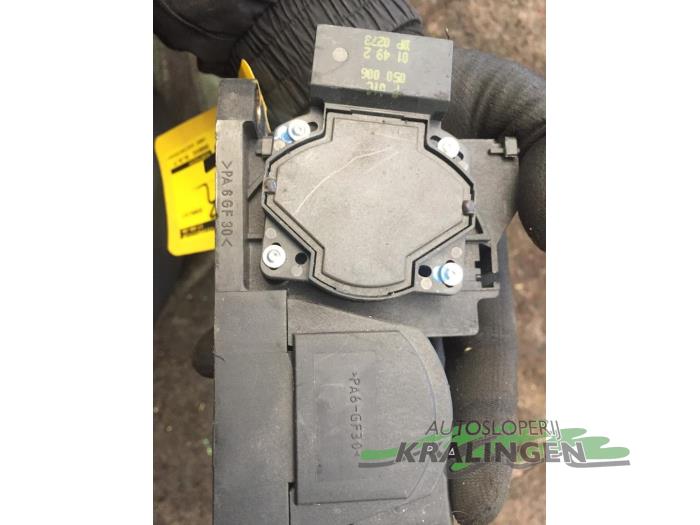 Gebruikte Sensor Gaspedaalpositie Volkswagen Polo IV (9N1/2/3) 1.4 16V Prijs € 25,00 Margeregeling aangeboden door Autosloperij Kralingen B.V.