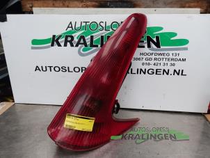 Gebruikte Achterlicht rechts Peugeot 206 SW (2E/K) 1.4 HDi Prijs € 14,99 Margeregeling aangeboden door Autosloperij Kralingen B.V.