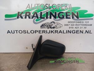 Gebruikte Spiegel Buiten links Mazda 323 Fastbreak (BJ14) 1.3 LX,GLX 16V Prijs € 25,00 Margeregeling aangeboden door Autosloperij Kralingen B.V.