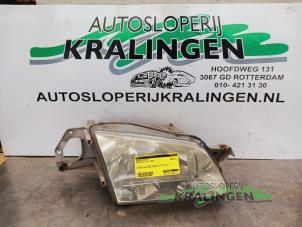 Gebruikte Rechter Koplamp Mazda 323 Fastbreak (BJ14) 1.3 LX,GLX 16V Prijs € 25,00 Margeregeling aangeboden door Autosloperij Kralingen B.V.