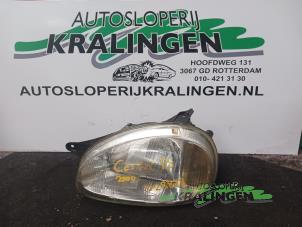 Gebruikte Linker Koplamp Opel Corsa B (73/78/79) 1.2i 16V Prijs € 24,99 Margeregeling aangeboden door Autosloperij Kralingen B.V.