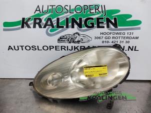Gebruikte Koplamp links Nissan Micra (K12) 1.2 16V Prijs € 24,99 Margeregeling aangeboden door Autosloperij Kralingen B.V.