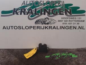 Gebruikte Kofferdeksel Slotmechaniek Volkswagen Polo IV (9N1/2/3) 1.4 16V Prijs € 25,00 Margeregeling aangeboden door Autosloperij Kralingen B.V.