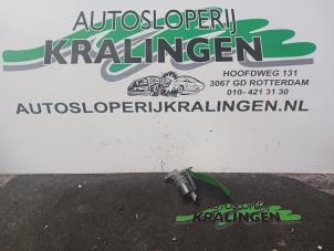 Gebruikte Ruitensproeierpomp voor Peugeot 407 (6D) 1.6 HDi 16V Prijs € 9,99 Margeregeling aangeboden door Autosloperij Kralingen B.V.