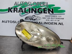 Gebruikte Koplamp links Nissan Micra (K12) 1.2 16V Prijs € 24,99 Margeregeling aangeboden door Autosloperij Kralingen B.V.