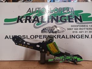 Gebruikte Raammechaniek 4Deurs links-achter Mercedes C (W203) 2.0 C-180 16V Prijs € 24,99 Margeregeling aangeboden door Autosloperij Kralingen B.V.