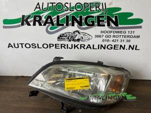 Gebruikte Koplamp links Opel Zafira (F75) 2.2 16V Prijs € 35,00 Margeregeling aangeboden door Autosloperij Kralingen B.V.