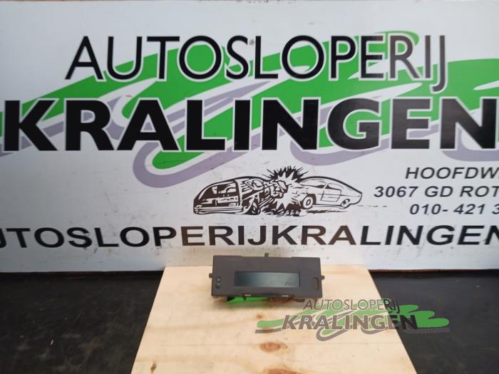 Gebruikte Display Interieur Renault Clio III Estate/Grandtour (KR) 1.2 16V TCE 100 Prijs € 25,00 Margeregeling aangeboden door Autosloperij Kralingen B.V.