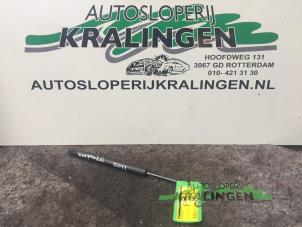 Gebruikte Amortisseur Motorkap links Volkswagen Polo V (6R) Prijs € 25,00 Margeregeling aangeboden door Autosloperij Kralingen B.V.