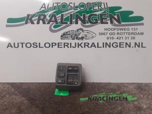 Gebruikte Ruit schakelaar elektrisch Daihatsu Cuore (L251/271/276) 1.0 12V DVVT Prijs € 35,00 Margeregeling aangeboden door Autosloperij Kralingen B.V.