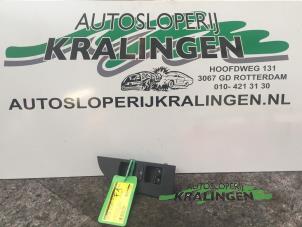 Gebruikte Ruit schakelaar elektrisch Seat Leon (1P1) 1.6 TDI 16V 105 Prijs € 50,00 Margeregeling aangeboden door Autosloperij Kralingen B.V.