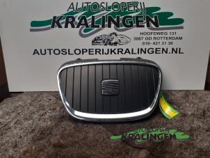 Gebruikte Grille Seat Leon (1P1) 1.6 TDI 16V 105 Prijs € 70,00 Margeregeling aangeboden door Autosloperij Kralingen B.V.