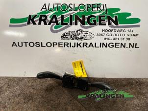 Gebruikte Knipperlicht Schakelaar Volkswagen Polo IV (9N1/2/3) 1.4 16V Prijs € 40,00 Margeregeling aangeboden door Autosloperij Kralingen B.V.