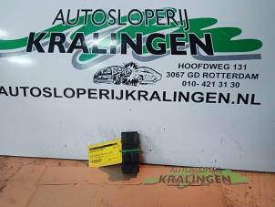 Gebruikte Ruit schakelaar elektrisch Nissan Micra (K12) 1.5 dCi 82 Prijs € 9,99 Margeregeling aangeboden door Autosloperij Kralingen B.V.