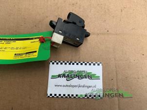 Gebruikte Elektrisch Raam Schakelaar Kia Carnival 2 (FIB/FLD) 2.9 HPDi 16V Prijs € 9,99 Margeregeling aangeboden door Autosloperij Kralingen B.V.