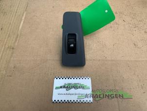 Gebruikte Ruit schakelaar elektrisch Kia Cerato 2.0 CVVT 16V Prijs € 9,99 Margeregeling aangeboden door Autosloperij Kralingen B.V.