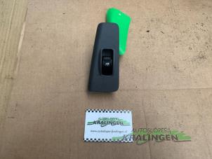 Gebruikte Ruit schakelaar elektrisch Kia Cerato 2.0 CVVT 16V Prijs € 9,99 Margeregeling aangeboden door Autosloperij Kralingen B.V.