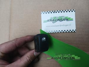 Gebruikte Raam schakelaar elektrisch Hyundai Getz 1.1i 12V Prijs € 9,99 Margeregeling aangeboden door Autosloperij Kralingen B.V.