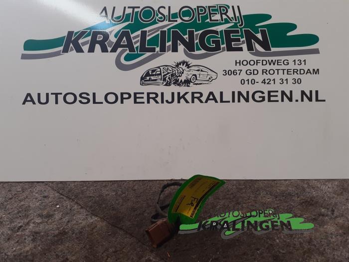 Gebruikte Lambda Sonde Volkswagen Passat (3B3) 2.3 V5 20V Prijs € 9,98 Margeregeling aangeboden door Autosloperij Kralingen B.V.
