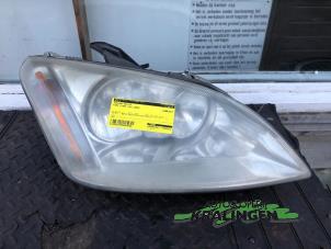 Gebruikte Koplamp rechts Ford Focus C-Max 1.8 16V Prijs € 50,00 Margeregeling aangeboden door Autosloperij Kralingen B.V.