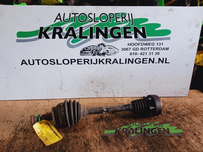 Gebruikte Aandrijfas links-voor Volkswagen Fox (5Z) 1.4 TDI Prijs € 24,99 Margeregeling aangeboden door Autosloperij Kralingen B.V.