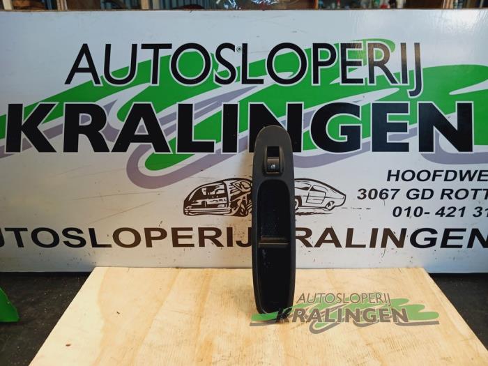 Gebruikte Ruit schakelaar elektrisch Fiat Punto Evo (199) 1.3 JTD Multijet 85 16V Prijs € 19,99 Margeregeling aangeboden door Autosloperij Kralingen B.V.