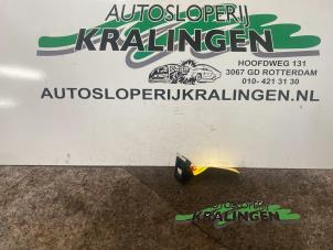 Gebruikte Elektrisch Raam Schakelaar Volkswagen Touran (1T1/T2) 1.9 TDI 105 Euro 3 Prijs € 19,99 Margeregeling aangeboden door Autosloperij Kralingen B.V.