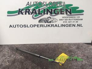 Gebruikte Gasveer rechts-achter Volkswagen Golf V (1K1) 1.4 16V Prijs € 20,00 Margeregeling aangeboden door Autosloperij Kralingen B.V.
