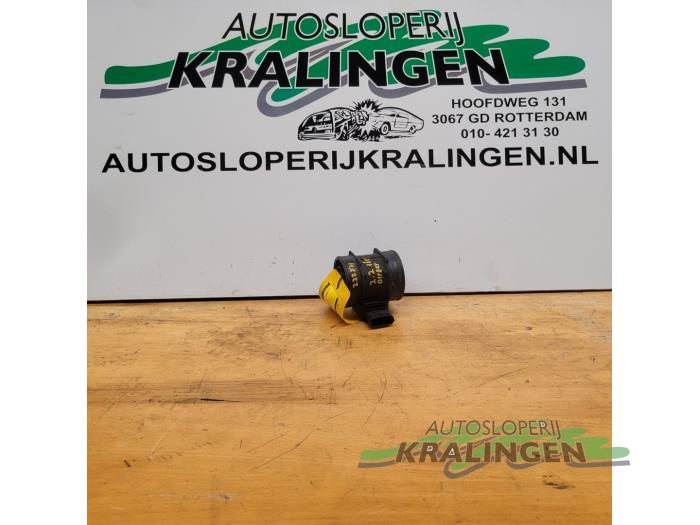 Gebruikte Luchtmassameter Opel Vectra C Caravan 2.2 DIG 16V Prijs € 25,00 Margeregeling aangeboden door Autosloperij Kralingen B.V.