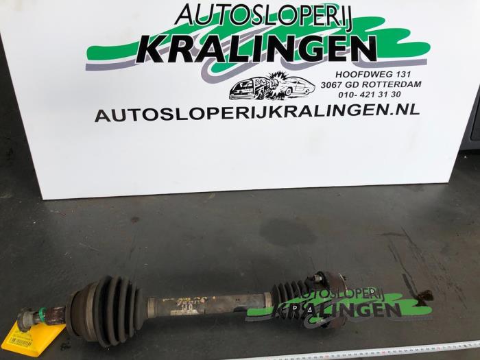 Gebruikte Aandrijfas links-voor Volkswagen Fox (5Z) 1.4 TDI Prijs € 24,99 Margeregeling aangeboden door Autosloperij Kralingen B.V.