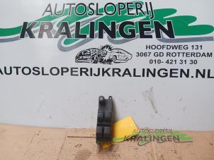Gebruikte Ruit schakelaar elektrisch Nissan Primera (P11) 2.0 16V Prijs € 19,99 Margeregeling aangeboden door Autosloperij Kralingen B.V.
