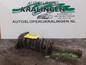 Gebruikte Schokdemperpoot links-achter Nissan Almera (N16) 1.8 16V Prijs € 40,00 Margeregeling aangeboden door Autosloperij Kralingen B.V.