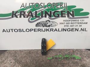 Gebruikte Schakelaar Elektrisch Raam Chevrolet Aveo (256) 1.4 16V Prijs € 50,00 Margeregeling aangeboden door Autosloperij Kralingen B.V.