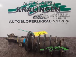 Gebruikte Schokbreker links-voor Volvo V70 (SW) 2.5 D Prijs € 50,00 Margeregeling aangeboden door Autosloperij Kralingen B.V.