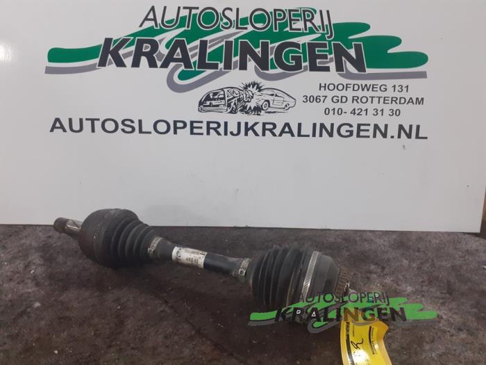 Gebruikte Aandrijfas links-voor Volvo V70 (SW) 2.5 D Prijs € 49,99 Margeregeling aangeboden door Autosloperij Kralingen B.V.