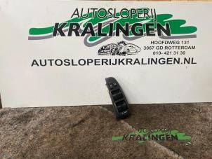 Gebruikte Ruit schakelaar elektrisch Toyota Avensis Wagon (T25/B1E) 2.0 16V VVT-i D4 Prijs € 50,00 Margeregeling aangeboden door Autosloperij Kralingen B.V.