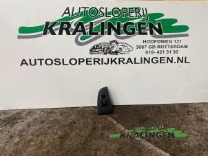 Gebruikte Schakelaar Elektrisch Raam Toyota Avensis Wagon (T25/B1E) 2.0 16V VVT-i D4 Prijs € 19,99 Margeregeling aangeboden door Autosloperij Kralingen B.V.