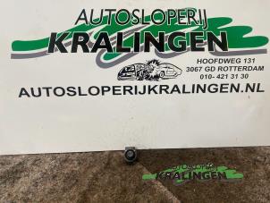 Gebruikte Schakelaar Spiegel Renault Clio III (BR/CR) 1.2 16V TCe 100 Prijs € 19,99 Margeregeling aangeboden door Autosloperij Kralingen B.V.