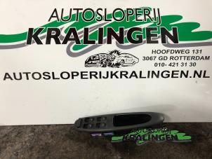 Gebruikte Ruit schakelaar elektrisch Alfa Romeo 156 (932) 1.9 JTD 16V Prijs € 50,00 Margeregeling aangeboden door Autosloperij Kralingen B.V.