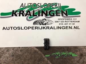 Gebruikte Elektrisch Raam Schakelaar Mercedes A (W168) 1.6 A-160 Prijs € 35,00 Margeregeling aangeboden door Autosloperij Kralingen B.V.