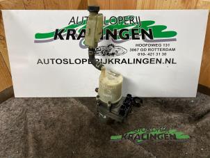 Gebruikte Servopomp Mazda 3 (BK12) 2.0i 16V Prijs € 150,00 Margeregeling aangeboden door Autosloperij Kralingen B.V.