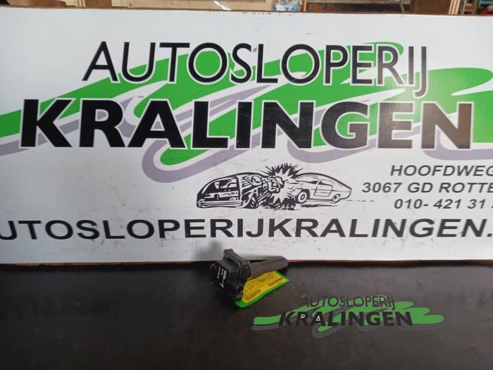 Gebruikte Pen Bobine Mercedes CLK (C208) 2.0 200 16V Prijs € 25,00 Margeregeling aangeboden door Autosloperij Kralingen B.V.