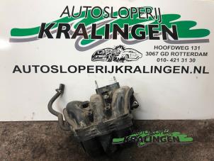 Gebruikte Inlaatspruitstuk Daihatsu Sirion 2 (M3) 1.0 12V DVVT Prijs € 50,00 Margeregeling aangeboden door Autosloperij Kralingen B.V.