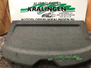 Gebruikte Hoedenplank Opel Astra H GTC (L08) 1.6 16V Twinport Prijs € 19,99 Margeregeling aangeboden door Autosloperij Kralingen B.V.