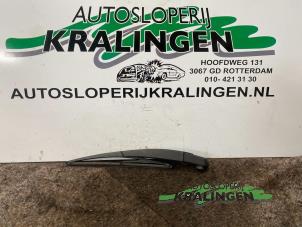 Gebruikte Ruitenwisserarm achter Renault Twingo II (CN) 1.2 Prijs € 25,00 Margeregeling aangeboden door Autosloperij Kralingen B.V.