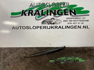 Gebruikte Ruitenwisserarm achter Volkswagen Fox (5Z) 1.4 16V Prijs € 20,00 Margeregeling aangeboden door Autosloperij Kralingen B.V.