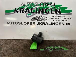 Gebruikte Luchtmassameter Volkswagen Golf IV (1J1) 2.3 V5 GTI Prijs € 25,00 Margeregeling aangeboden door Autosloperij Kralingen B.V.