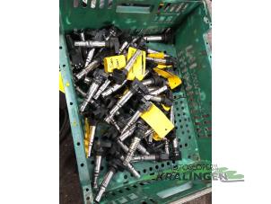 Gebruikte Pen Bobine Volkswagen Polo IV (9N1/2/3) 1.4 16V Prijs € 9,99 Margeregeling aangeboden door Autosloperij Kralingen B.V.